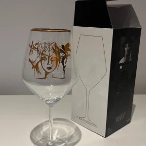 Carolina Gynning rödvinsglas  -  Carolina Gynning rödvinsglas 75 cl . Nypris: 349kr. Från serien Slice of Life Gold. Aldrig använt bara öppnat för o ta bild på. 