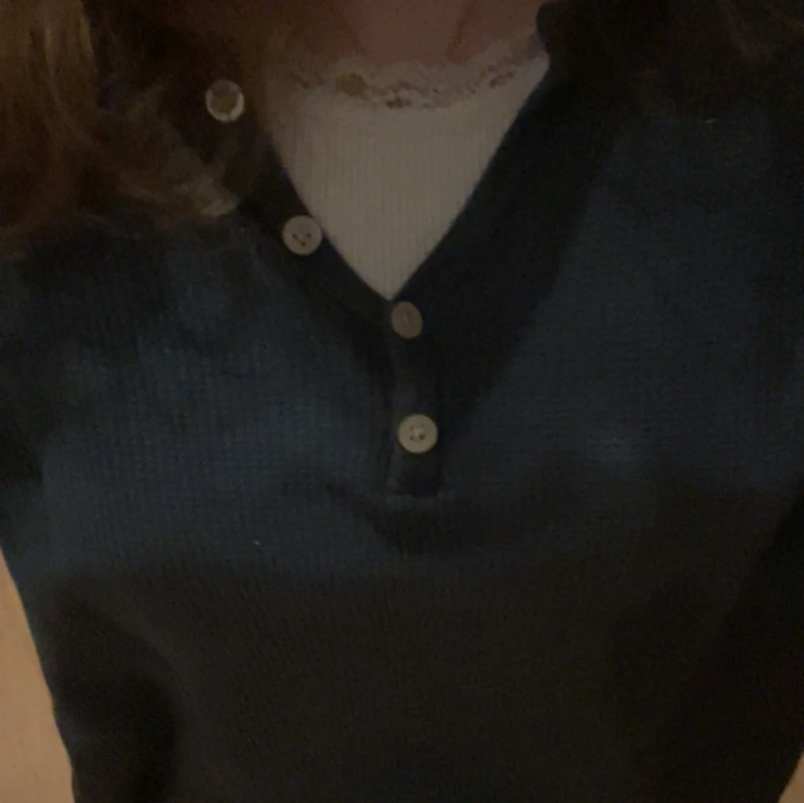 Mörkblå ribbad tröja med knappar - 90