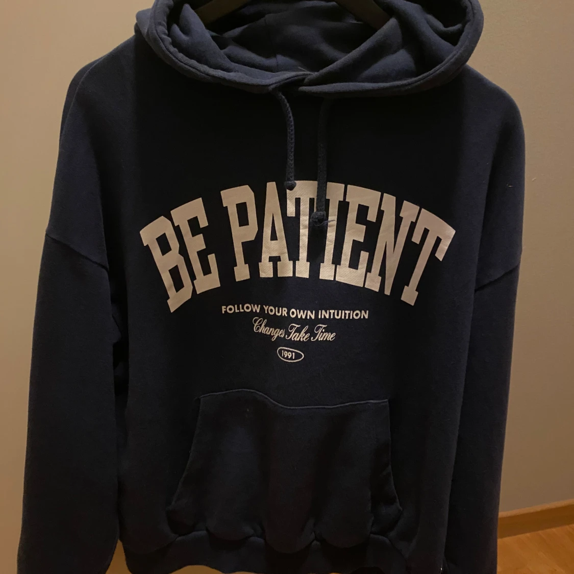 Mörkblå hoodie med text - 90