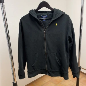 Ralph lauren hoodie  - Säljer nu denna snygga ralph lauren hoodien som passar bra nu till vintern! Storlek S. Skick 8/10. Kan gå ner i pris vid snabb affär. Hör av dig vid minsta lilla fundering 💯