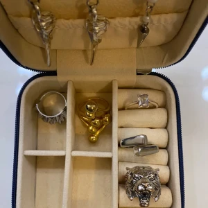 Guldfärgad ring med kulor - Unik guldfärgad ring med flera kulor i en modern design. Perfekt för att ge en stilren touch till din outfit.onezise