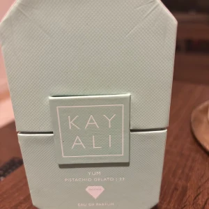Kayali yum pistachio gelato - Köpt från sephora. Lite mer än 90% av innehållet kvar. 50ml. Nypris är 1200