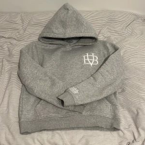 Grå hoodie från Bvaldi - Tja säljer nu min Bvaldi hoodie! Mycket bra skick och perfekt till vintern. Pris kan diskuteras vid snabb affär!