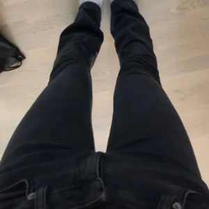 Lågmidjade svarta jeans - Säljer ett par svarta Lågmidjade jeans i bra skick. Säljer då dom är lite för små på mig. Passar mig bra i längden som är 172. Vet inte eiktigt var som är ifrån men tror only