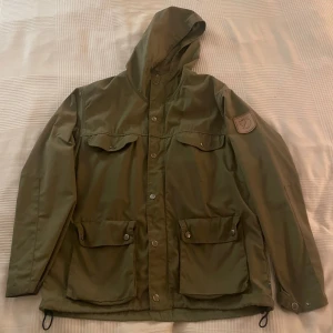 Vintage fjällräven jacka - Vintage militärgrön fjällräven jacka. Skriv för exakta mått eller andra frågor. Pris kan diskuteras!!