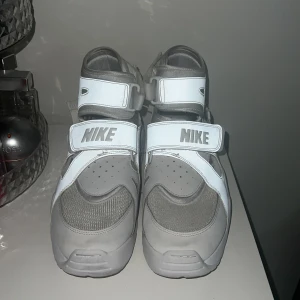 Nike x Comme des Garçons sneakers - Säljer ett par unika Nike sneakers i samarbete med Comme des Garçons. De har en chunky sula och är i mycket bra skick. 