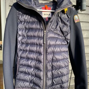 Parajumper cardigan  - Hej, säljer denna sjukt snygga parajumper cardigan i ett väldigt bra skick till ett bra pris.   Ny pris ca 3300kr. Cardiganen är i storlek Y-M vilket motsvarar M barnstorlek. Skulle säga att det passar någon som är mellan 155-165cm. Skriv vid minsta fråga eller fundering😄. Pris kan diskuteras✔️Mått: bröst bredd: 48cm | toppen av Axel till längst ned: 59cm | Axel-hand: 62cm | armhåla-hand: 47cm.