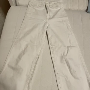 Vita culotte jeans - Säljer ett par vita culotte jeans i storlek 32. De är högmidjade och har en loose passform. 45kr + frakt 