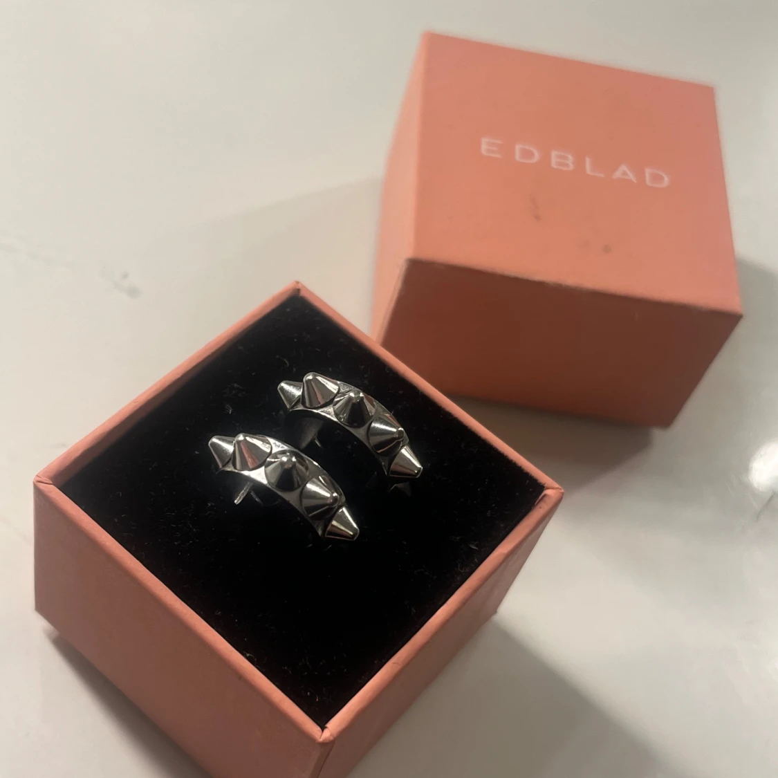 Örhängen med nitar från Edblad - 90