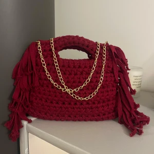 Virkad maje väska - Jättefin virkad väska som är inspererad av dom från maje. Har ett guldigt band till som man kan ha runt kroppen eller som en fin detalj. Perfekt till julen med den mysiga färgen❤️