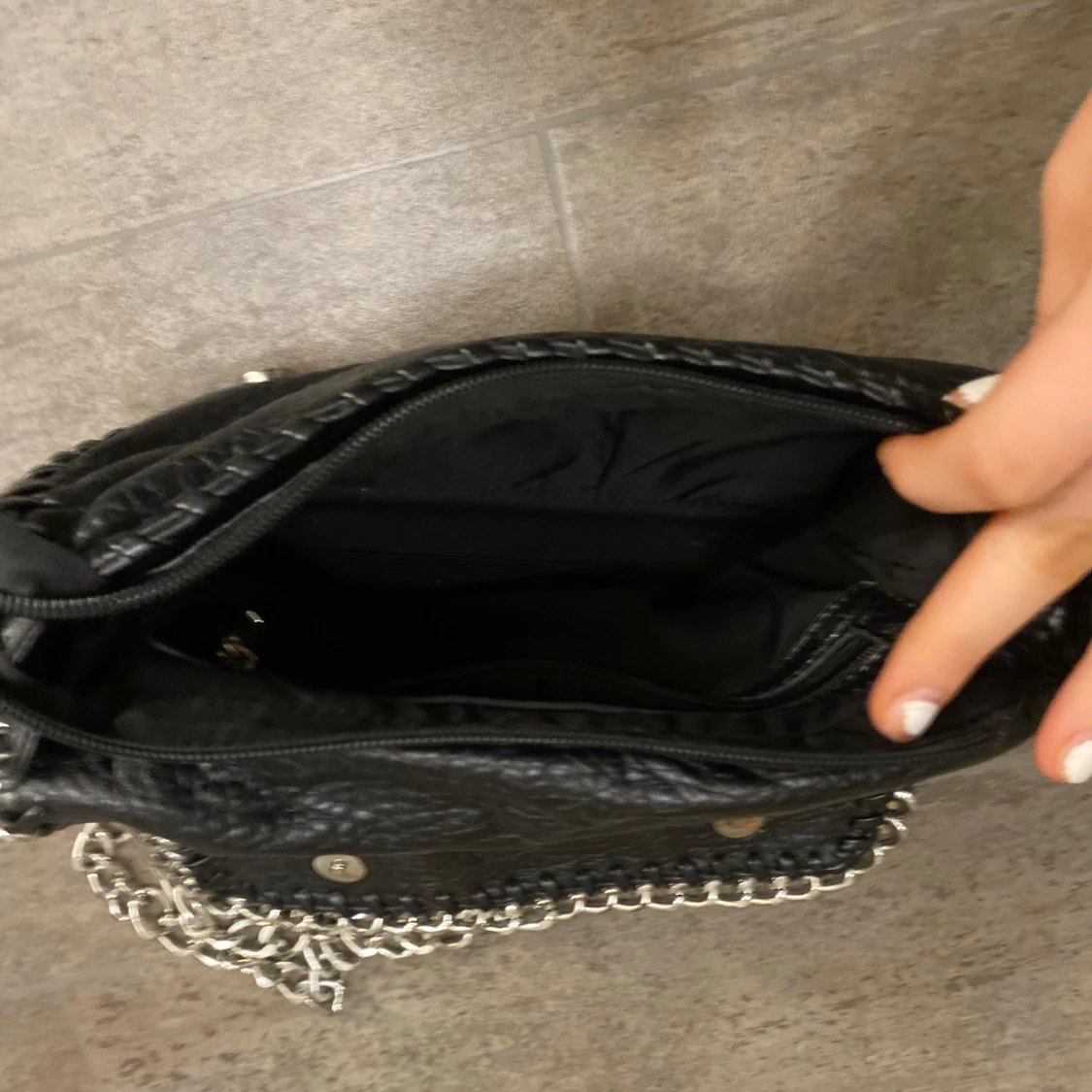 Svart axelväska med kedjedetaljer - 92