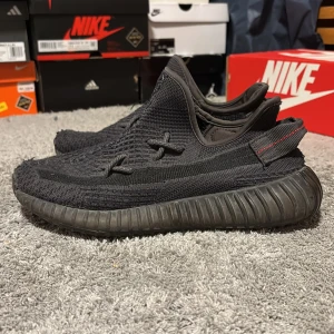 Yeezy 350 storlek 40 - Säljer ett par yeezy 350 . De har en modern design med stickad ovandel och en bekväm sula. Skorna är i bra skick med lite slitage på sulan. Perfekta för vardagsbruk eller träning. Pris diskuteras vid snabb affär