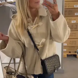 Supersöt populär beige kappa eller jacka från Zara Barn, motsvarar storlek XS/S!! Funkar jättebra på vintern med en tjocktröja under🥰 Köpt förra året så går inte att hitta längre