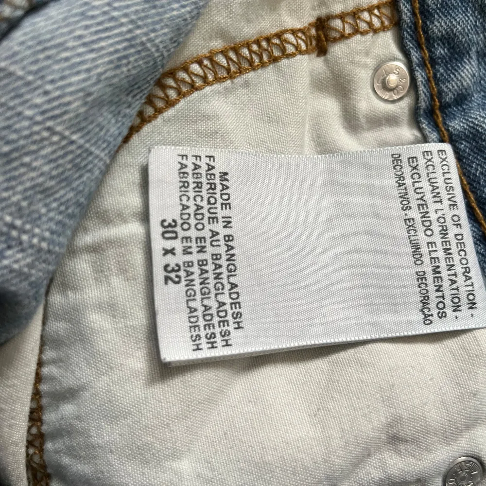 Säljer ett par levis blå jeans i bra skick, som jag thriftade nyligen. De har en straight passform. Perfekta för vardagsbruk och kan matchas med det mesta i garderoben. Passar både höst och vår. . Jeans & Byxor.