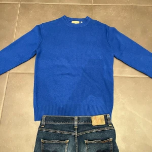 Blå tröja från Rue de Tokyo - Snygg blå tröja från Rue de Tokyo i modellen Karlos Sweater Dark Navy. Den har en klassisk design med ribbade detaljer. Strl S men passar även m beronde på hur man vill att den ska sitta på. Nypris 2600 kr Vårt pris 799 kr /  Mvh Luxora 