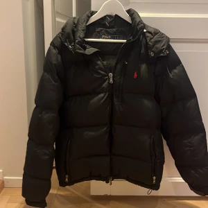 Svart dunjacka från Ralph Lauren - Säljer en svart Ralph Lauren dunjacka. Varm och perfekt inför vintern. Bra skick! Storlek herr S. 