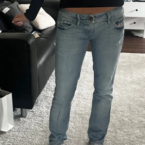 Ljusblå bootcut jeans - Säljer ett par Low Waits ljusblå bootcut jeans i snygg tvätt från diesel💕köpte för 980 på sellpy och bara använt fåtal gånger innerbenslängd 82                                              Midjemåtte 80 