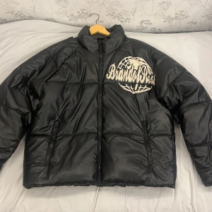 Svart pufferjacka från BrandOfRoses - Säljer en svart pufferjacka från BrandOfRoses i mycket bra skick. Perfekt inför vintern:) Storlek XL. Nypris är 900kr men säljer för 400!