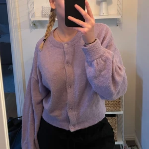 Lila kofta med knappar - Mysig lila kofta med knappar framtill, från H&M i storlek S.