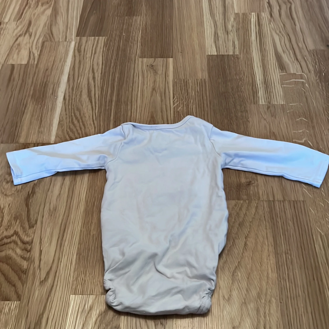 Vit långärmad body med kattmotiv från H&M - 92