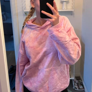 Rosa hoodie - Säljer en mysig rosa hoodie från The Cool Elephant i storlek S🩷