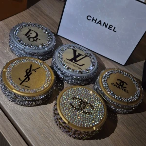 Snusdosor efter önskemål  - Jag designar lyxiga/glittriga snusdosor efter önskemål. Valfri logga, namn, bild & text kan tryckas på dosan. 