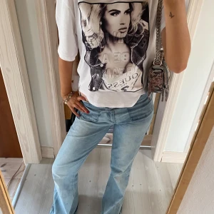 Blåa jeans - Super snygga jeans som har fickor där framme. Jag är 170 och dom är lite långa för mig. Dom är i toppen skick inga defekter.