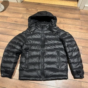 Pufferjacka från Bvaldi -  Säljer en helt ny snygg pufferjacka från Bvaldi! Skick 10/10 aldrig använd! | Storlek S | Nypris på denna är 2999kr | Mitt pris 2299kr| 100% Polyamide vilket kommer hålla dig varm! | Hör av dig vid minsta fundering 🙌🙂