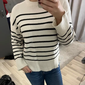 Vit och svart randig tröja - Säljer en såå mysig stickad tröja. Funkar bra till allt!! Har slits vid sidorna🤍