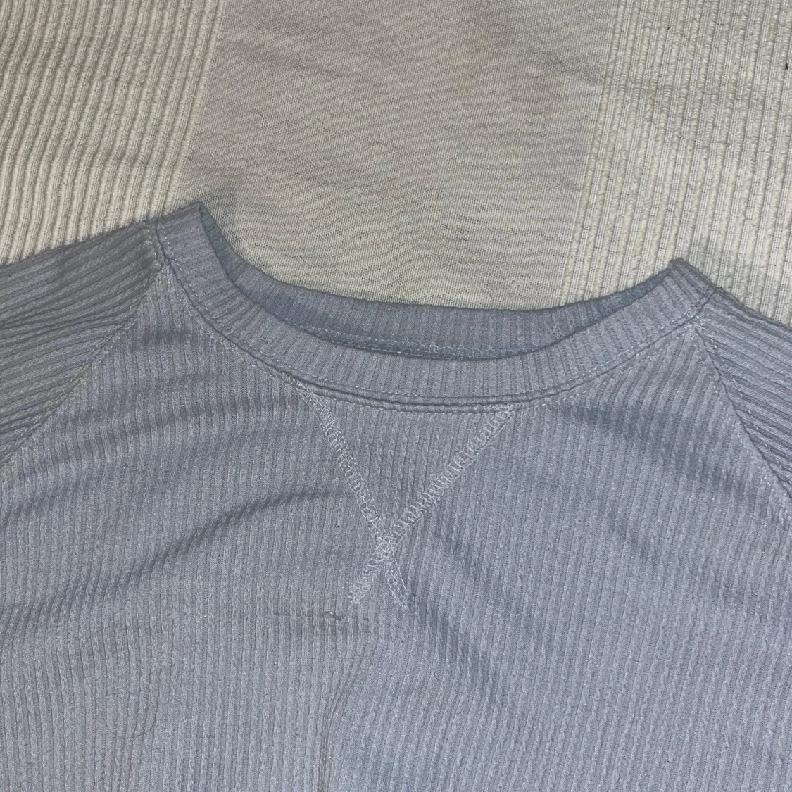 Ljusblå ribbad tröja - 92