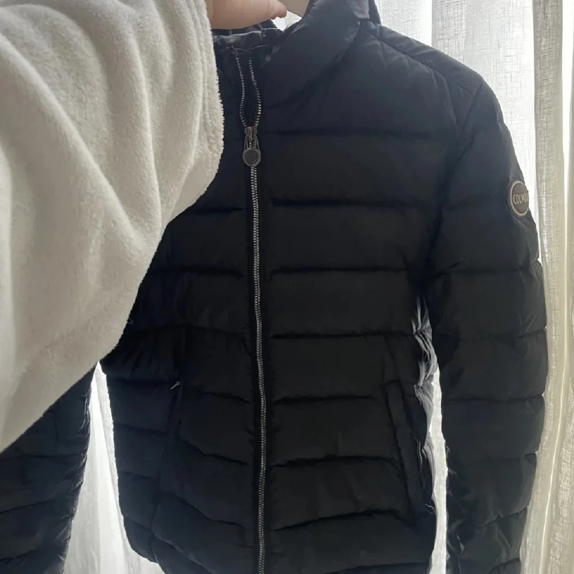 Svart dunjacka från Colmar