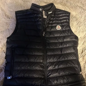 Moncler - En svart moncler väst där man kan vika ner kragen som är snyggare enligt mig. Har tyvärr inget kvitto kvar eller förpackning. Den är äkta såklart