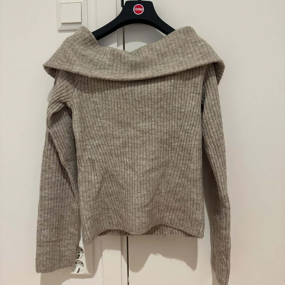 Beige ribbad offshoulder tröja