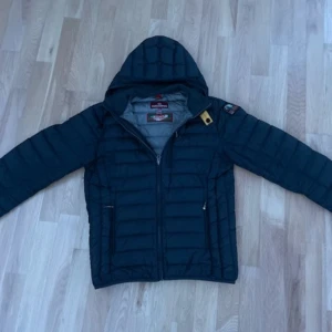 Parajumperjacka  - Säljer min tonårings parajumperjacka. Använd, ett litet hål höger axel går att laga, hålet fanns när han köpte jackan. Storlek barn Y-M (small) priset går att diskutera.