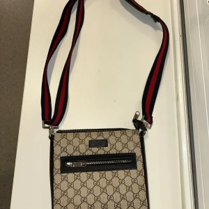 Axelväska - Ser ut exakt som på bilder