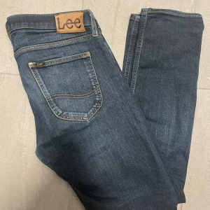 Mörkblå jeans från Lee - Säljer ett par snygga mörkblå jeans från Lee i bra skick. Storlek 32/32. Bara och höra av sig vid minsta fundering!