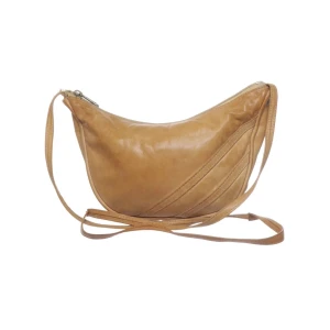 Beige axelväska i skinn - Snygg beige axelväska i skinn med en enkel och stilren design. Väskan har en dragkedja upptill och en justerbar axelrem för bekväm användning. Perfekt för vardagsbruk eller en dag på stan!