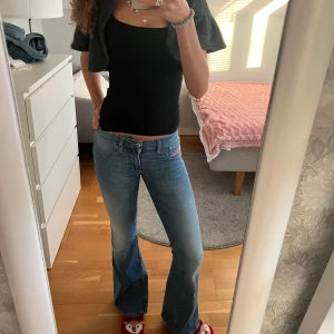 Lågmidjade jeans från diesel - Säljer ett par snygga blå bootcut jeans från diesel. De är lågmidjade och i nyskick! Priset kan diskuteras vid snabb affär🥰