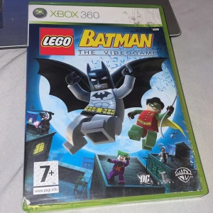 LEGO Batman: The Videogame för Xbox 360 - Säljer LEGO Batman: The Videogame för Xbox 360. Spelet är i bra skick och har en åldersgräns på 7+. Du kan spela som Batman och Robin och slåss mot skurkar i Gotham City. Perfekt för LEGO- och superhjältefans! 🎮🦇