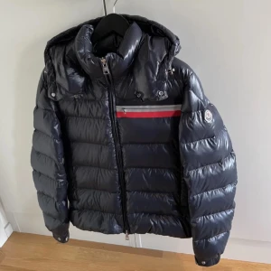 Moncler mounier giubbotto jacka - Moncler jacka i mycket bra skick, storlek 2/M! Tveka inte att höra av dig om du har några frågor, fler bilder kan skickas. Äktenhetsbevis finns! Pris kan såklart diskuteras men skammbud besvaras ej. 