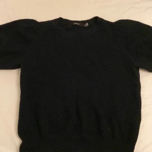 Svart tröja från Vero Moda - Säljer en snygg svart tröja med puffiga ärmar från Vero Moda i storlek XL. 