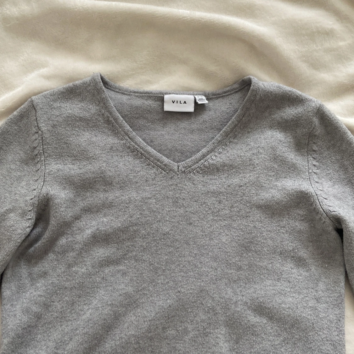 V ringad grå stickad