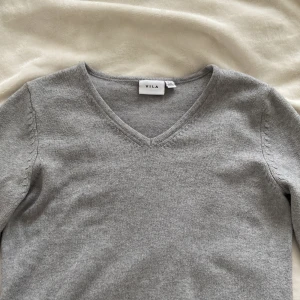 V ringad grå stickad - Jättefin stickad tröja från Vila! Använd och ett litet hål men annars i bra skick. Xs💓