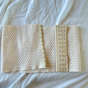 Beige elastiskt bälte - säljer en justerbar korsett runt midjan🫶🏼