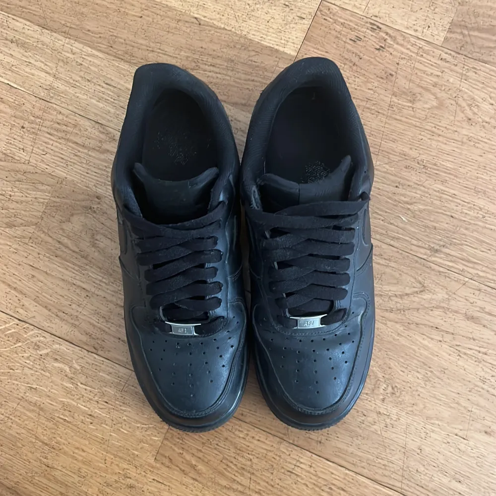 Säljer ett par svarta Nike Air Force sneakers i skinn. De är i bra skick och har använt dom sen julas. Storlek 42. Skor.