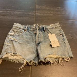 Ljusa jeansshorts från Zara - Säljer ett par snygga ljusa jeansshorts från Zara. Lappen är kvar och dem är helt oanvända!!💞💗