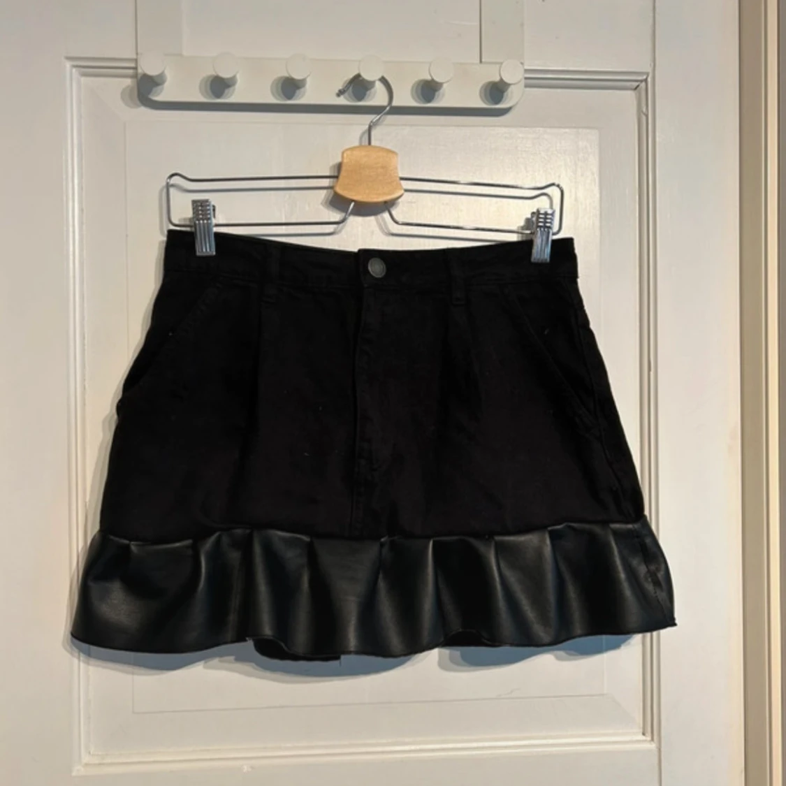 Svart kjol med volangdetalj - 91