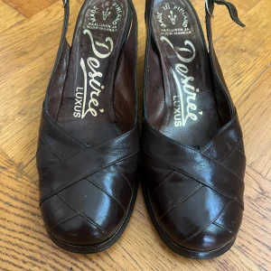 Vintage skinn skor  - Jättefina vintage skinn klackskor i brun färg 😍storlek 4 