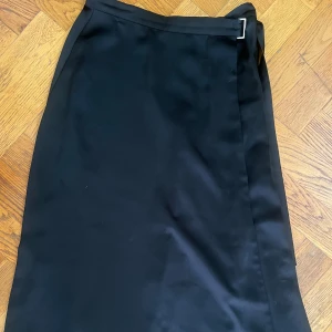 Kjol  - Jättefin silke kjol i svart från H&M 😍