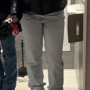 Lågmidjade jeans  - Finns några fläckar på ena bakfickan, kom privat för att se. De är i strl 36 o sitter as snyggt 😍